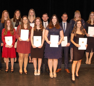 Gruppenbild der Absolventinnen und Absolventen. Gruppenbild der Absolventinnen und Absolventen.