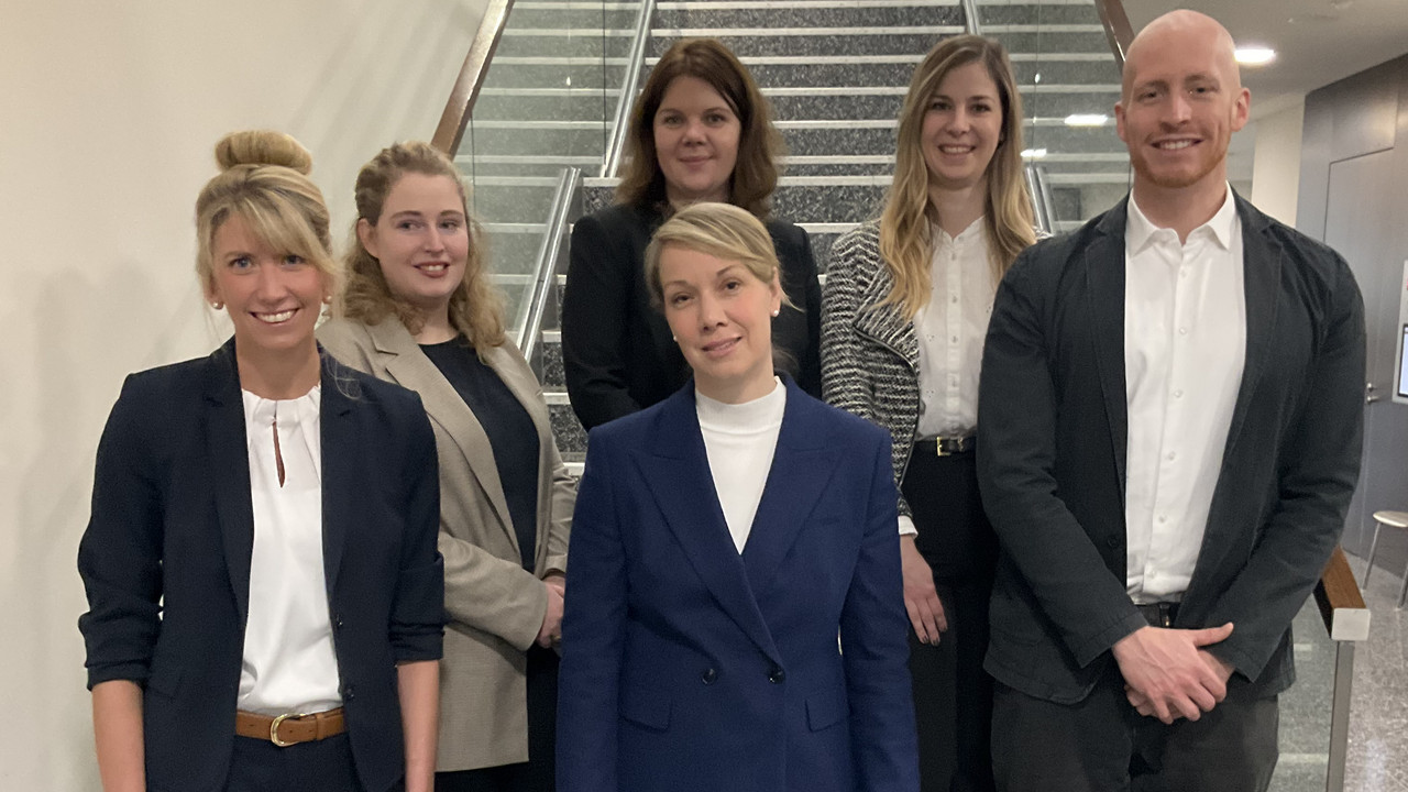 von links nach rechts: RinLG Jeanne-Isabelle Wimmers, Richterin Dr. Sabrina Balz, RinAG Sandra Grün, Richterin Johanna Rosbach, RLG Mats Becker und RinLG Dr. Kathrin Lang (vorne mittig).