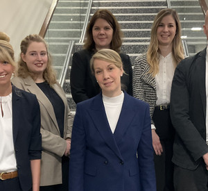 von links nach rechts: RinLG Jeanne-Isabelle Wimmers, Richterin Dr. Sabrina Balz, RinAG Sandra Grün, Richterin Johanna Rosbach, RLG Mats Becker und RinLG Dr. Kathrin Lang (vorne mittig).