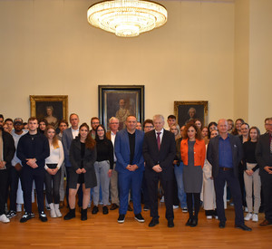 Gruppenfoto der neuen Studierenden mit Vertretern der Hochschule und des Pfälzischen Oberlandesgerichts