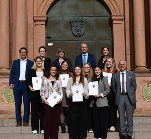 Generalstaatsanwalt Graßhoff (1. v. l.) und Präsident Thurn (1. v. r.) gratulieren den neuen Rechtspflegerinnen.