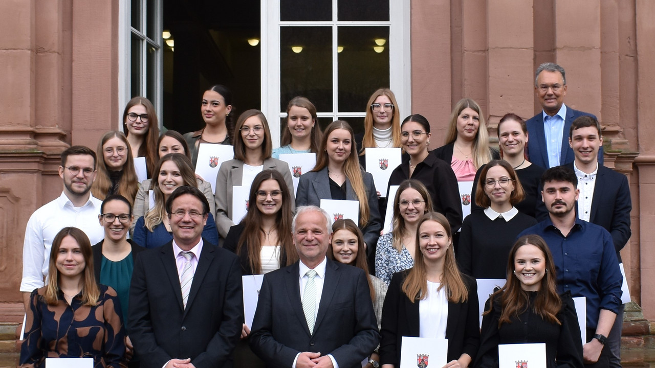 Generalsstaatsanwalt Graßhoff (2. v. l.) und Präsident Thurn (3. v. l.) gratulieren den neuen Rechtspflegerinnen und Rechtspflegern