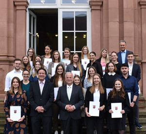 Generalsstaatsanwalt Graßhoff (2. v. l.) und Präsident Thurn (3. v. l.) gratulieren den neuen Rechtspflegerinnen und Rechtspflegern