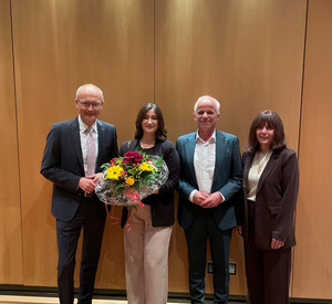 Justizminister Dr. Helmut Martin gratuliert Justizfachwirtinnen und Justizfachwirten zur bestandenen Laufbahnprüfung Justizminister Dr. Helmut Martin gratuliert Justizfachwirtinnen und Justizfachwirten zur bestandenen Laufbahnprüfung